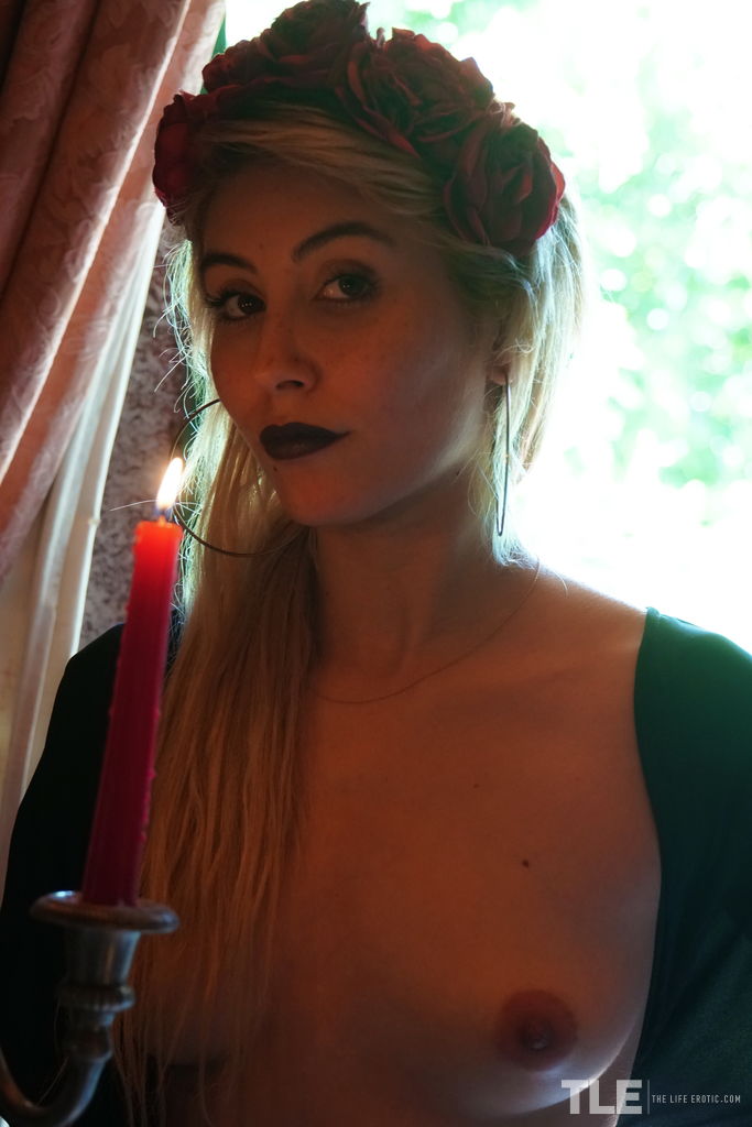 المراهقة الشقراء صوفيا دي تدخل الشموع في مهبلها ومؤخرتها على السرير