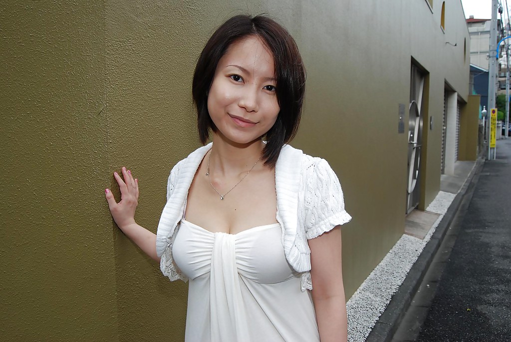 淫らなアジア人美熟女が服を脱ぎまんこバイブで楽しむ