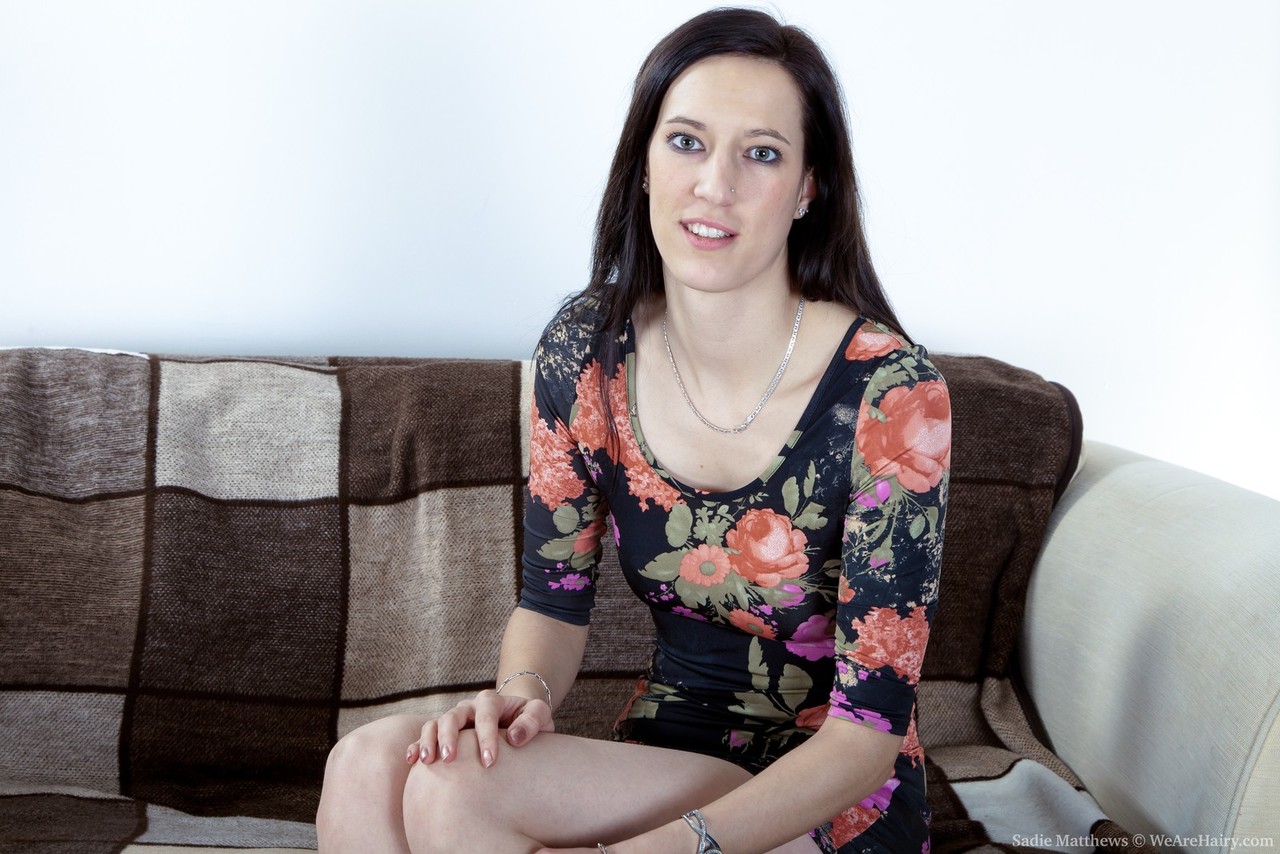 瘦棕发女郎萨迪马修斯露出她的毛茸茸私处