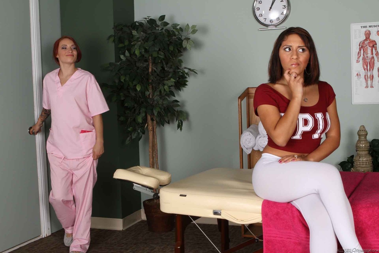 アリッサブランチがリブ・リヴァンプドにセクシーなマッサージをしてから彼女のマンコを舐める