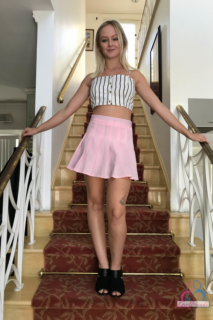 小柄な彼女ナタリア・クイーンによるピンクのマンコの接写こすり