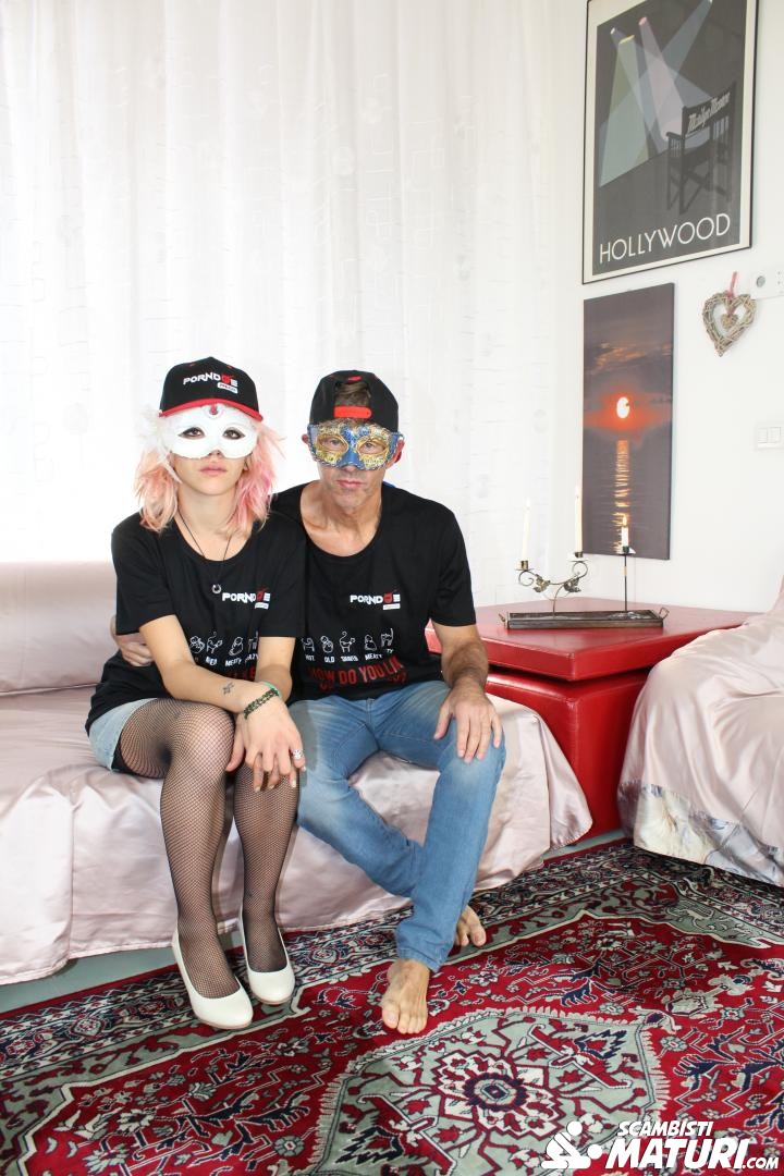 マスクをした小さな十代インディヤ・ミラレスが指入れされてセックスされる