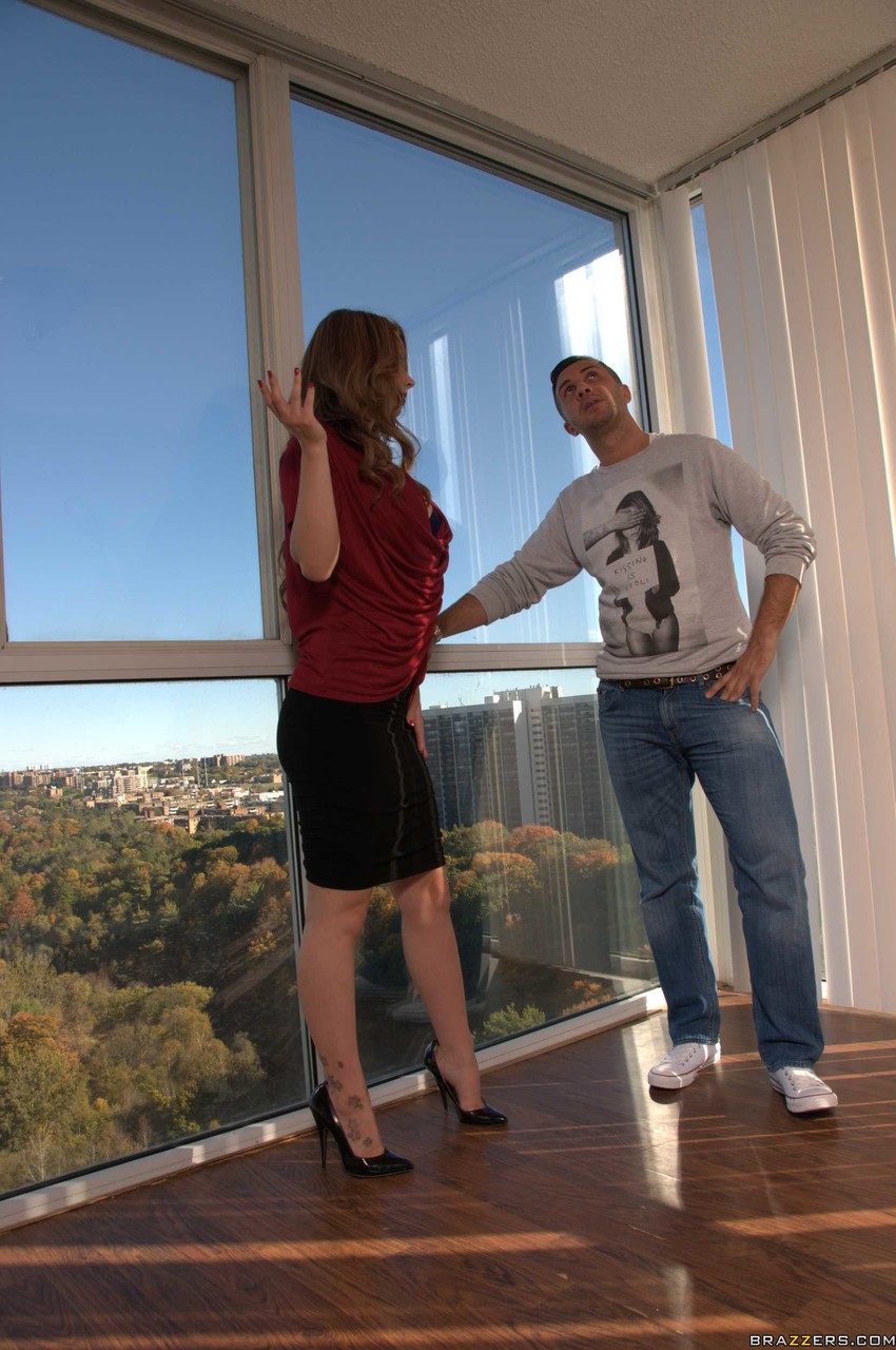 熱いカナダ人Veronica Viceの剃毛マンコが様々なセックス体位で挿入される