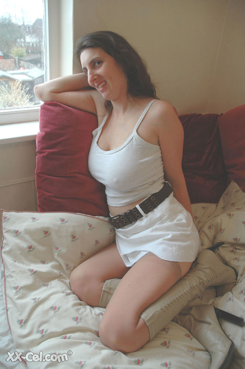 المرأة المتحررة الخلعة كيم تُضغط الحليب من ثدييها الكبيرين المُصابين بالهبوط