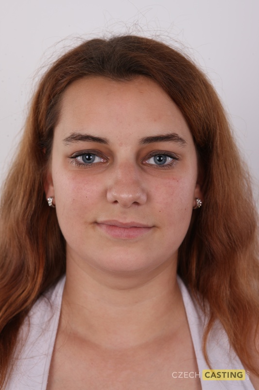 丰满红发芭博拉裸体坐凳上