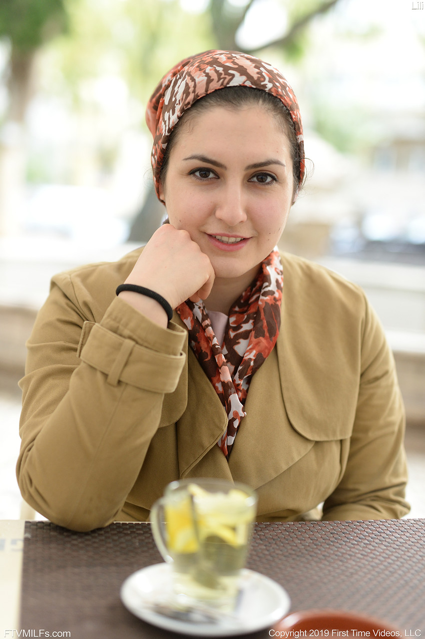 棕发丰满女裙底珍珠串夹缝照