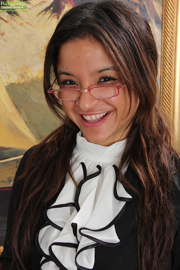 熟女ヴィヴィアン・ウッドがカメラの前で脱ぎポーズをとる