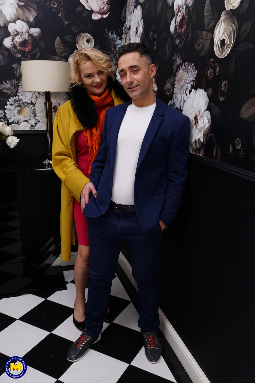 熟女がトイボーイを犯した後、膣内射精マンコを受ける