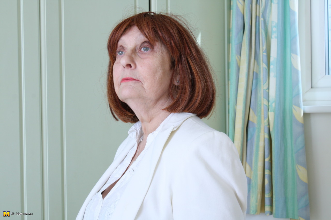 Avó Ruiva Em Meias Pretas Ajoelhada Mostrando Bundão Gostoso