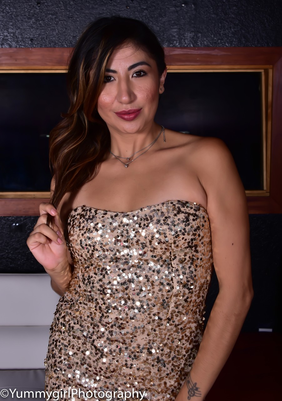 Эффектная Мексиканская МИЛФ Китти Ягуар Поднимает Платье И Показывает Татуированные Дырочки