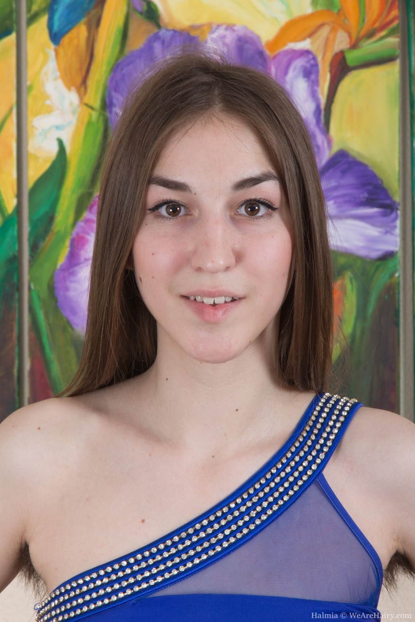 アマチュアのハルミアが大きな乳首と毛深い陰部をアップで見せる