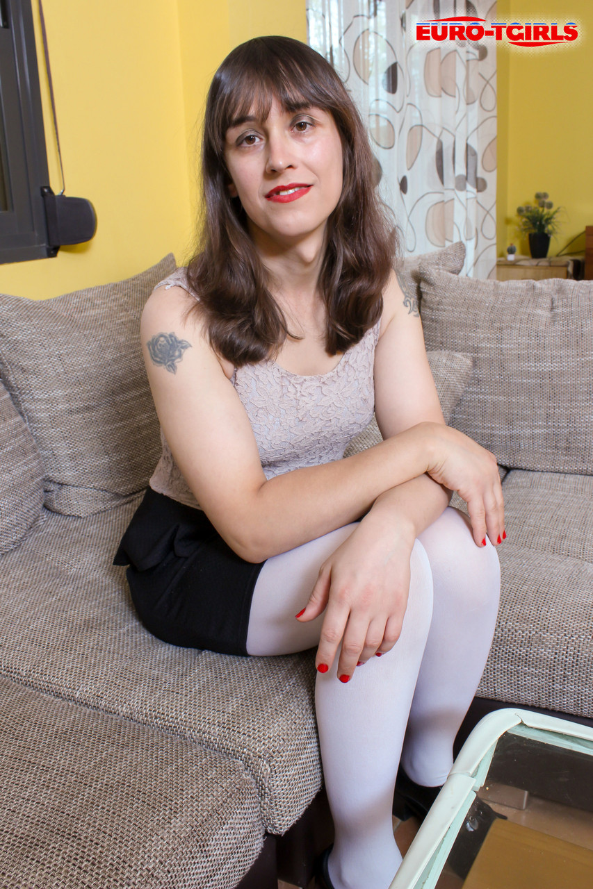 シーメールチェリーガールが大きなチンコをシコシコと肛門の愛の穴を玩具で遊ぶ