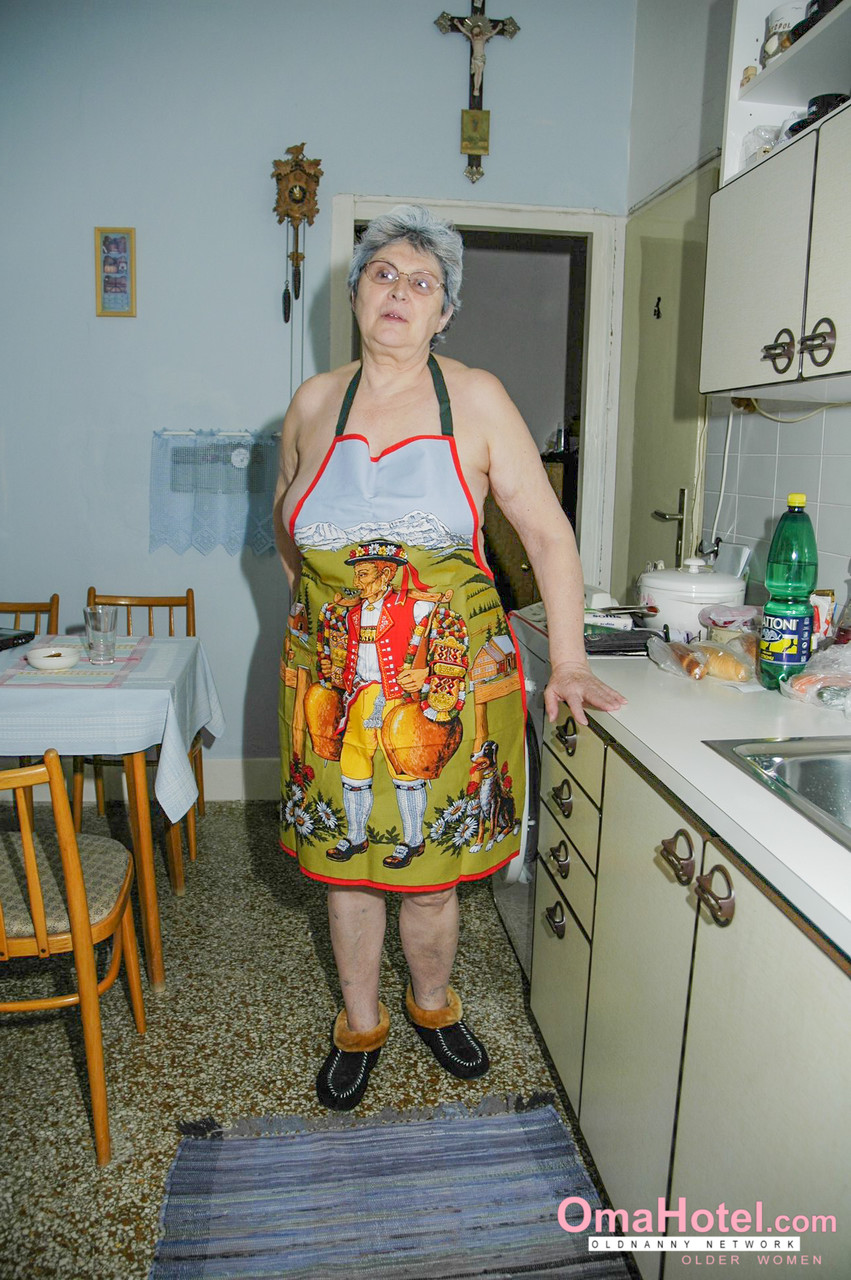 奶奶罗莎戴着眼镜展示大奶子并把黄瓜塞进灌木丛