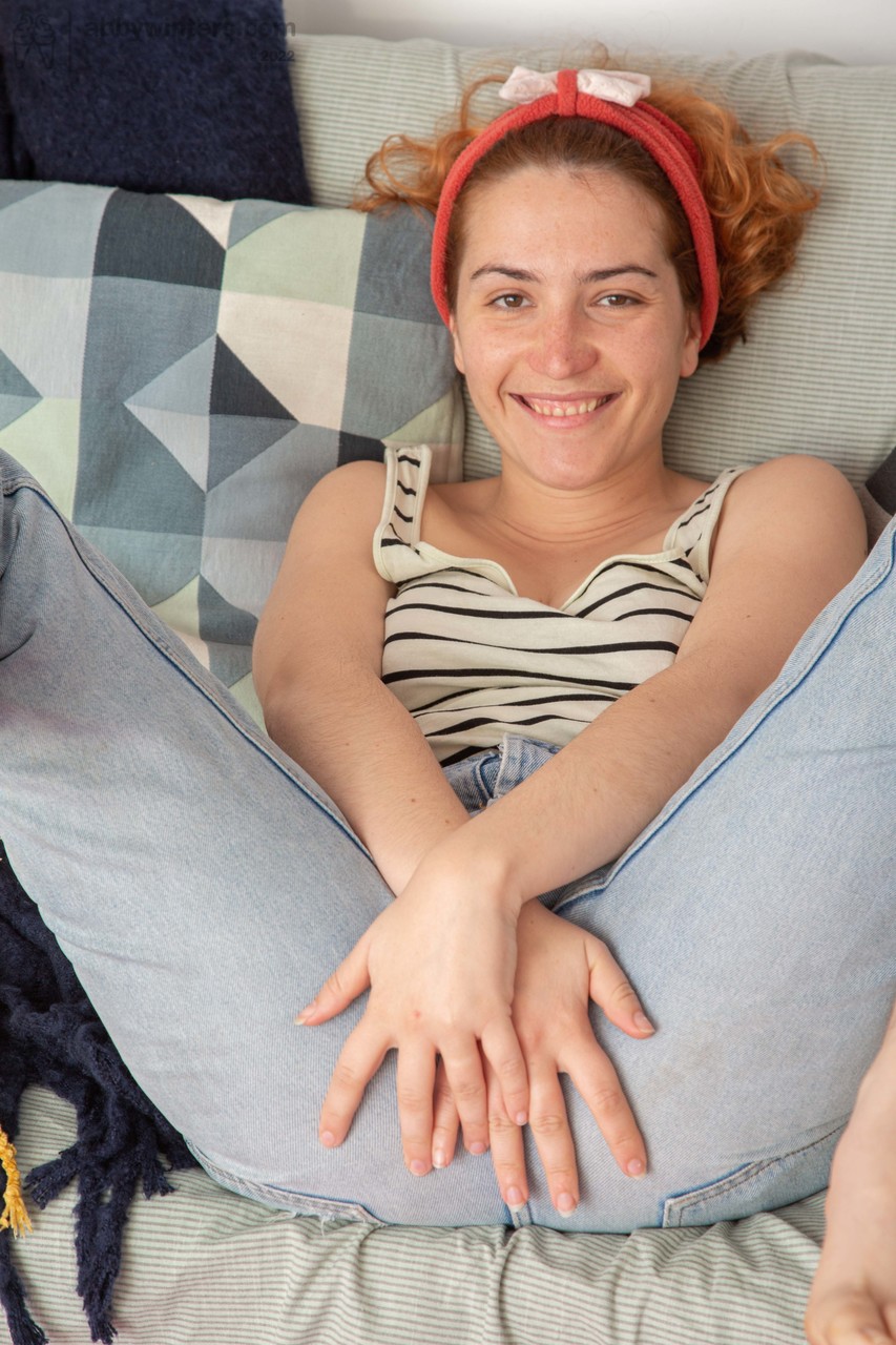 オーストラリアのアマチュアカタリナAが大きなおっぱいとお尻とオモチャと毛深いマンコを見せる