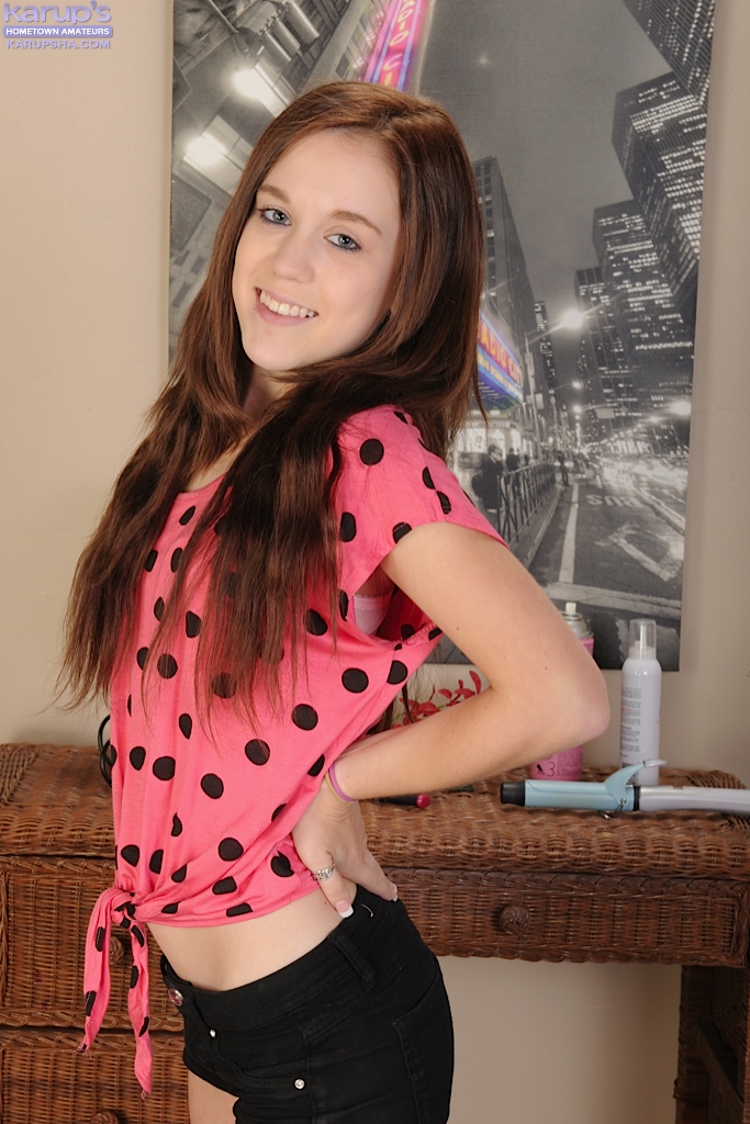 小型青少年特里尼蒂雷展示甜蜜的阴道在脱光衣服之后