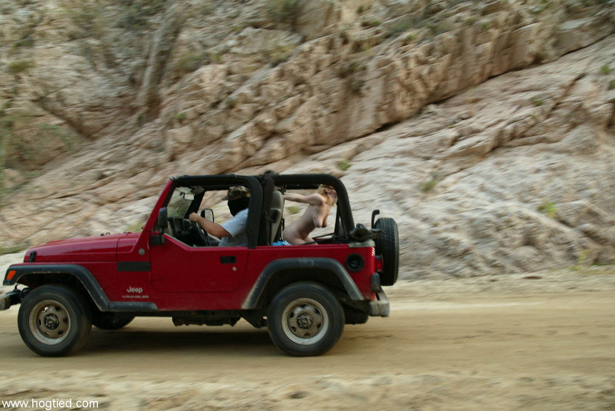 ديب ويليامز الناضجة المربوطة عارية في رحلة الوعر القاسية