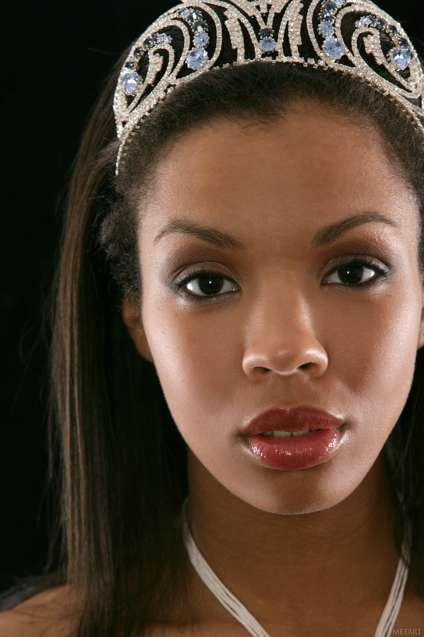 Adanna A 为 Met Art 拍摄性感情色照片