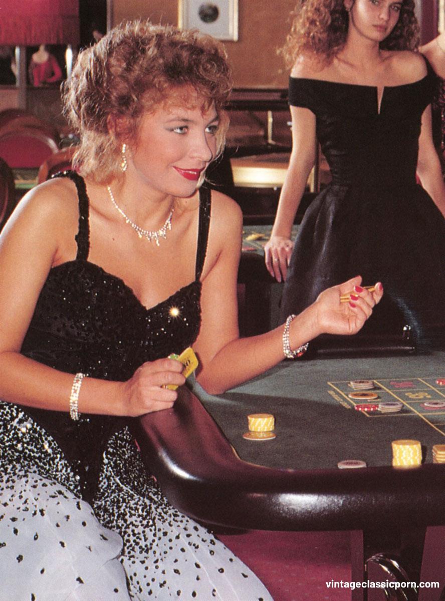 Горячая МИЛФ Двойное Проникновение В Ретро Тройке С Надутыми Мужчинами