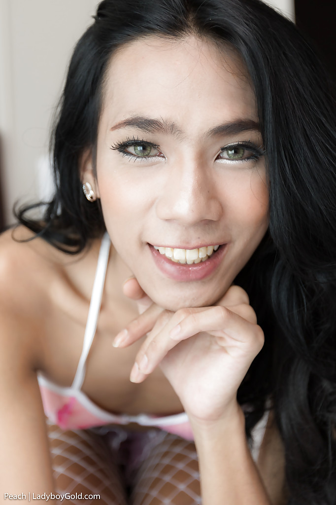 पतली थाई शेमेल पीच मस्तूर्बेट करती है जबकि गुदा मोतियों को खींचती है