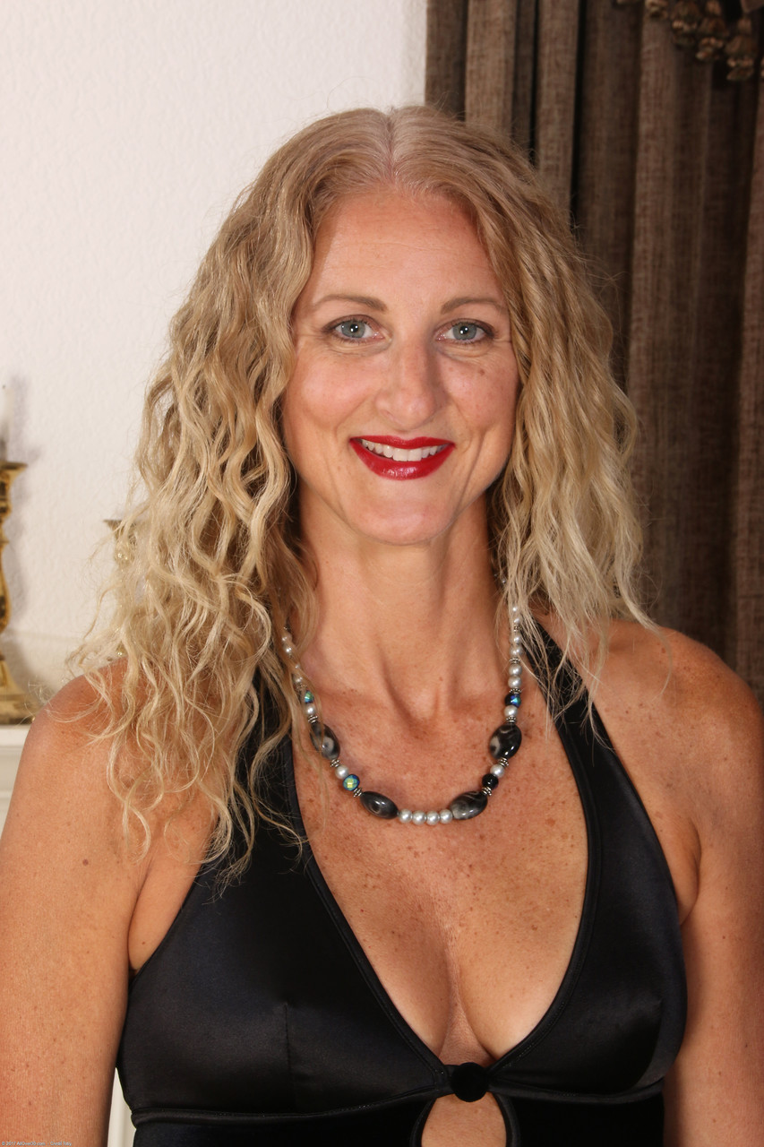 30代以上 Layla Wolf 人妻 巨乳 アナル中出し フェラ 3P