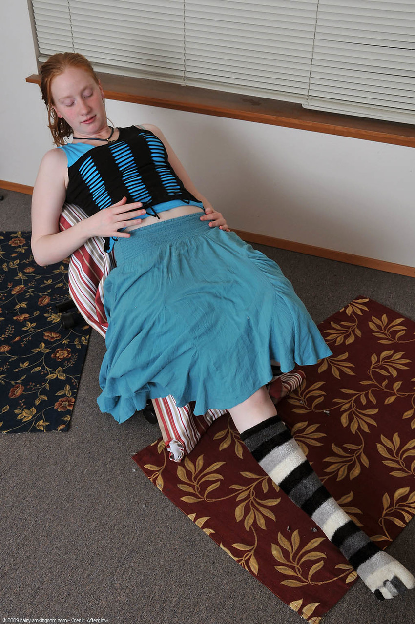 Rousse Adolescente Sandy Montre Petits Seins En Se Déshabillant