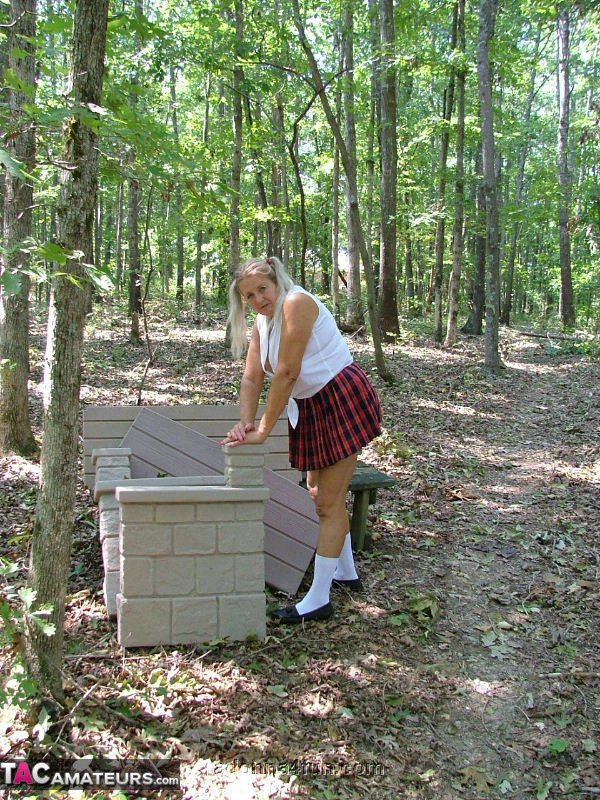 Madura Adonna Destapa Grandes Senos En Un Traje De Estudiante