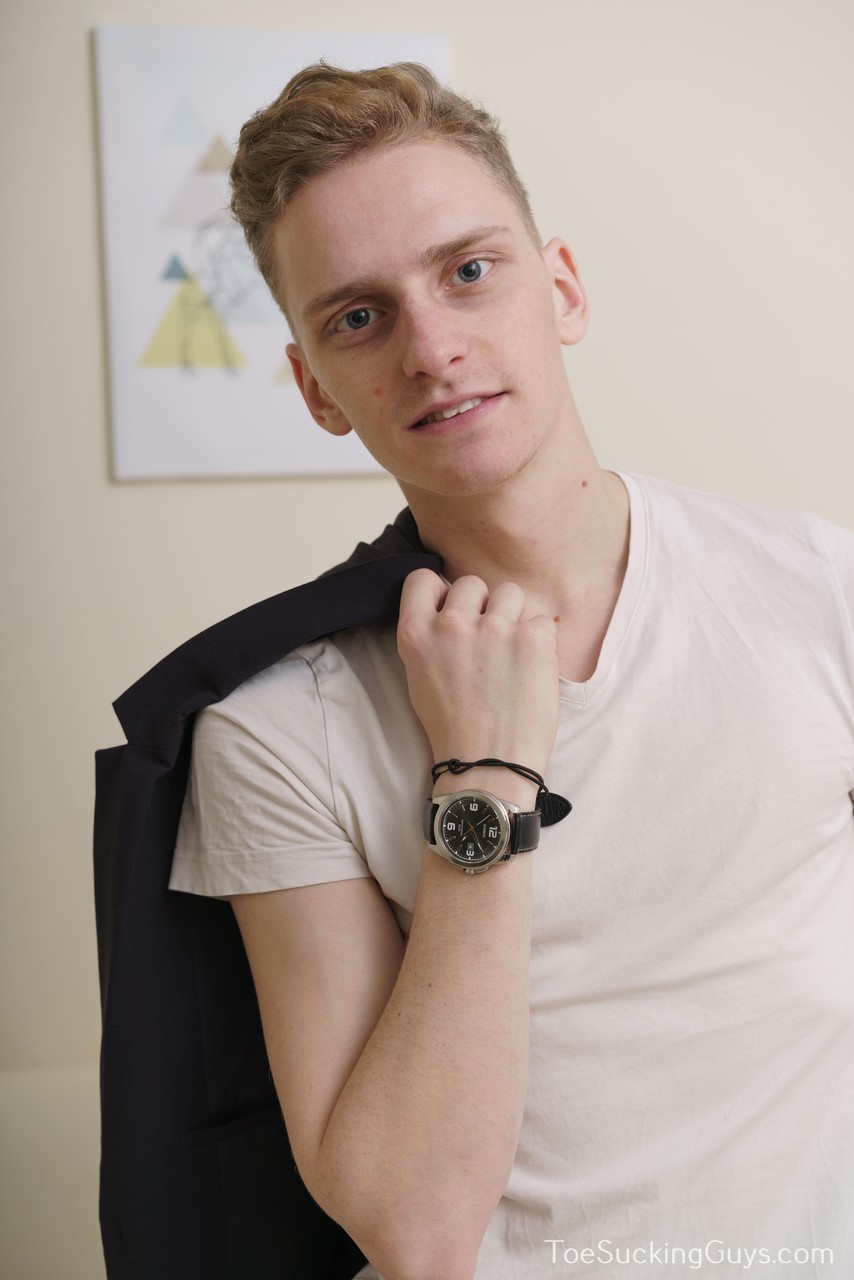 Blonde Twink Arthur Brille Masse Les Pieds Sexy Et Caresse Le Pénis