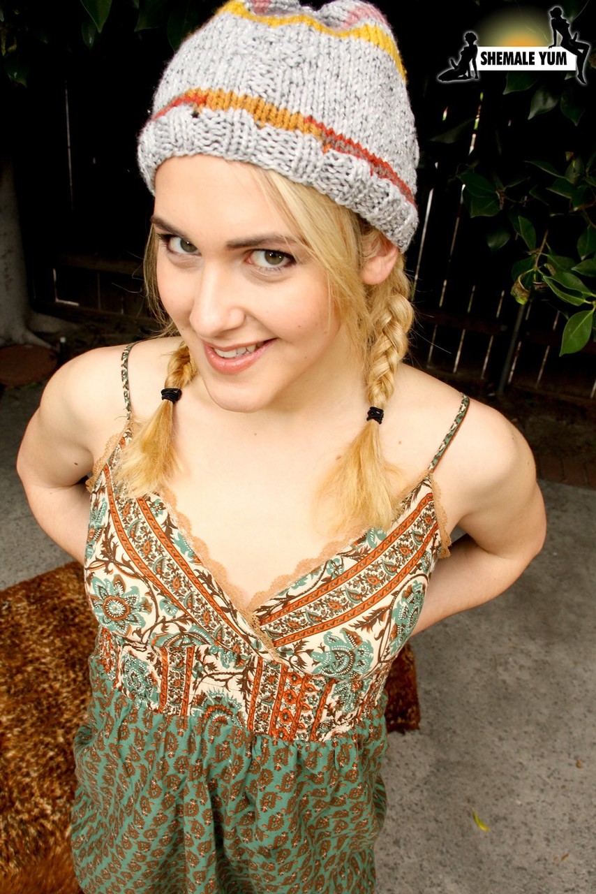 完全自然なシーメールヘイゼルタッカーが屋外で服を脱いでチンポをしごく