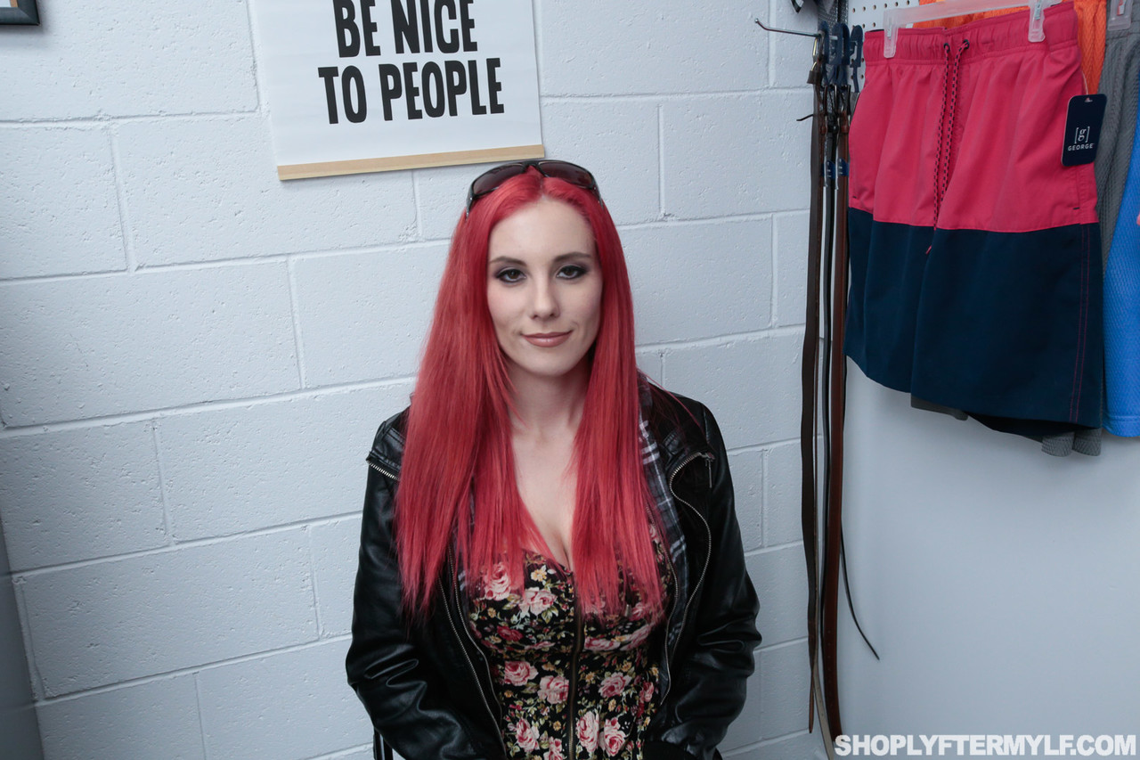 A Ladra De Cabelos Rosas E Seios Grandes Lilian Stone Foi Despidida E Dolorosamente Transada