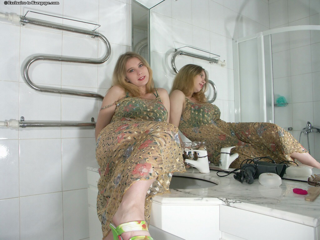 مبتدئ شاب أرنب الحب ينتشر على نطاق واسع مع أثداء ضخمة