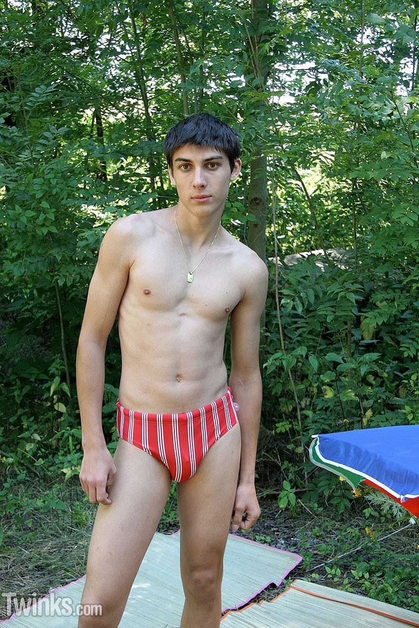 Anbetungswürdige Twinks Küssen Sich Französisch Und Haben Intensiven Oralen Sex Im Hinterhof