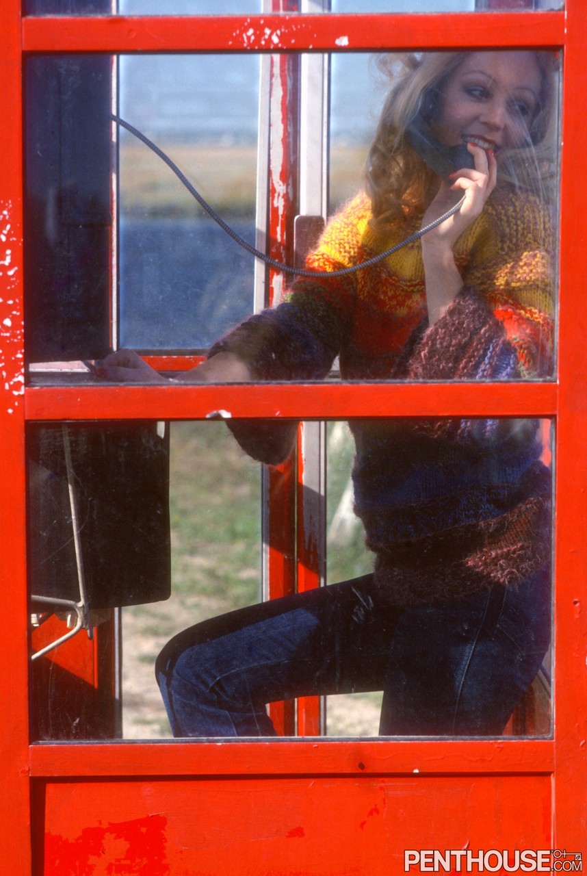 Attractive Féline Cheryl Rixon Révélant Ses Seins Naturels Et Son Pubis Bouclu