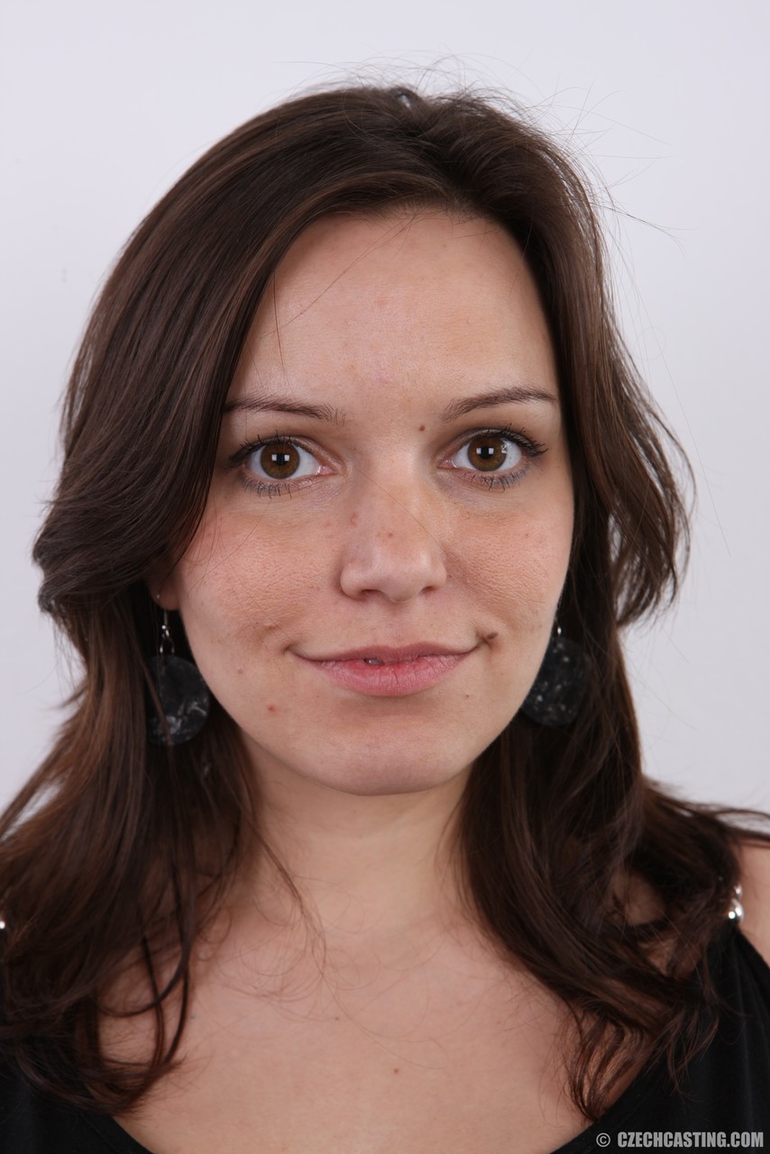 Grande Seio Sona Tira As Calças Jeans Para Exibir Seus Peitos Gordos