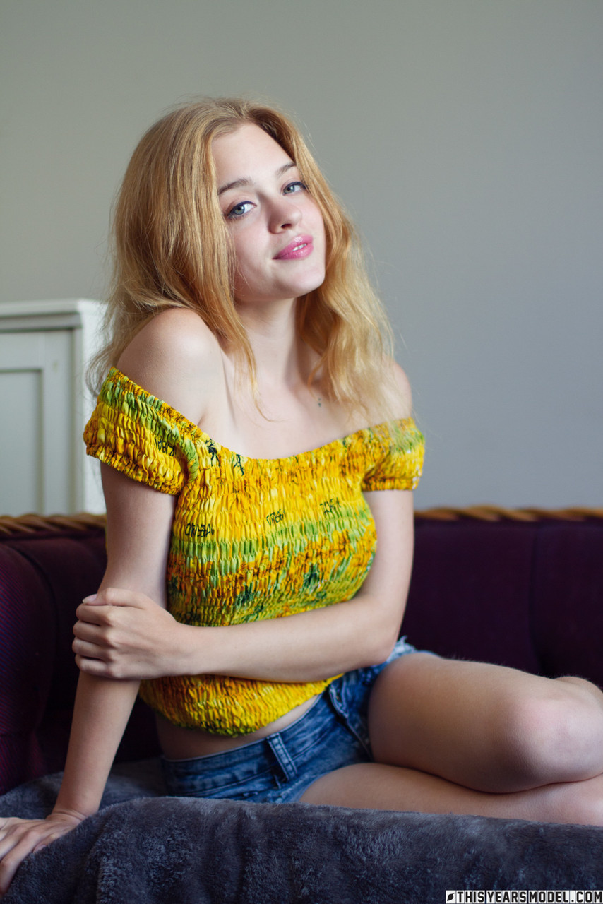 美丽的红发少女 Celeste Rasmussen 在独奏表演中完全赤裸