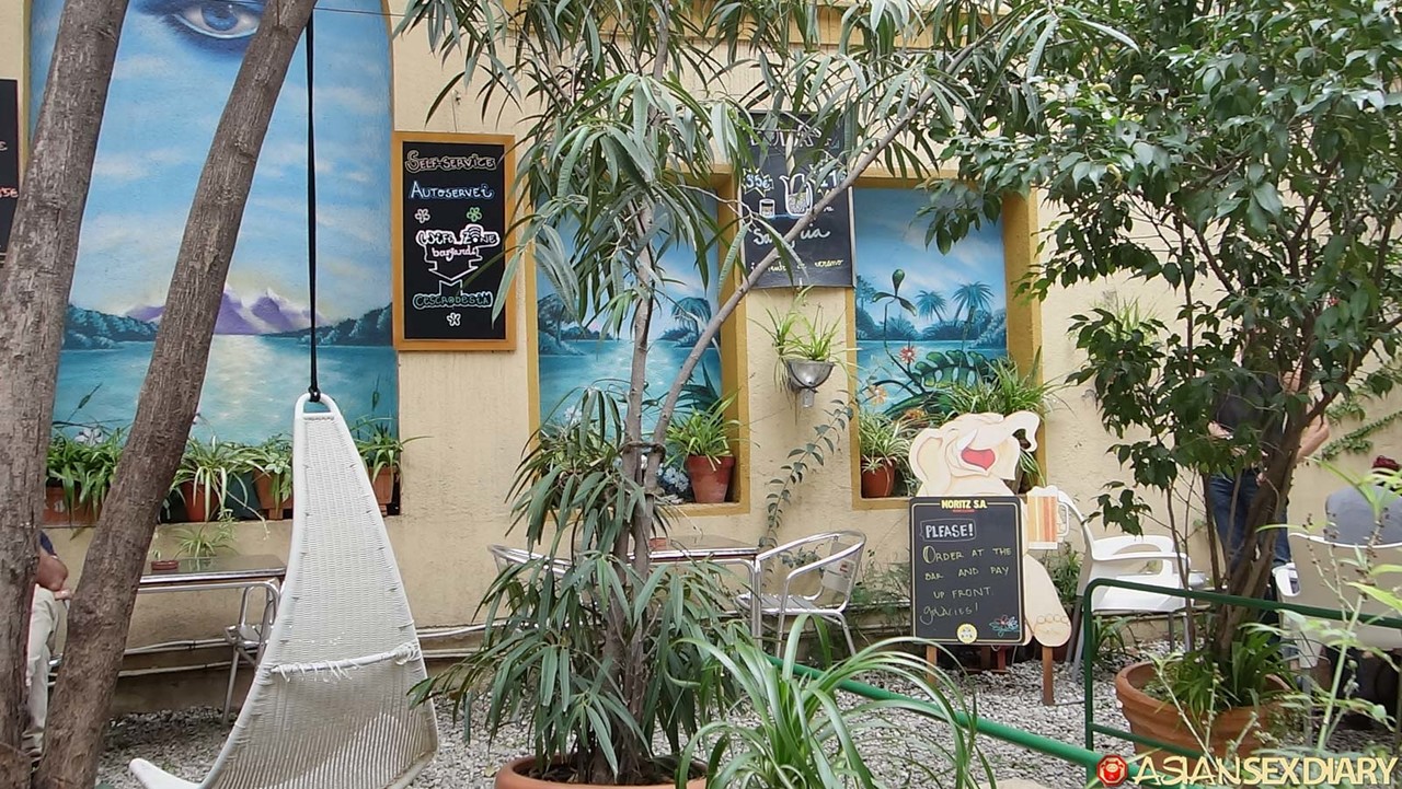 Schöne Asiatische Babe An B Zieht Sich Für POV-Sex Aus