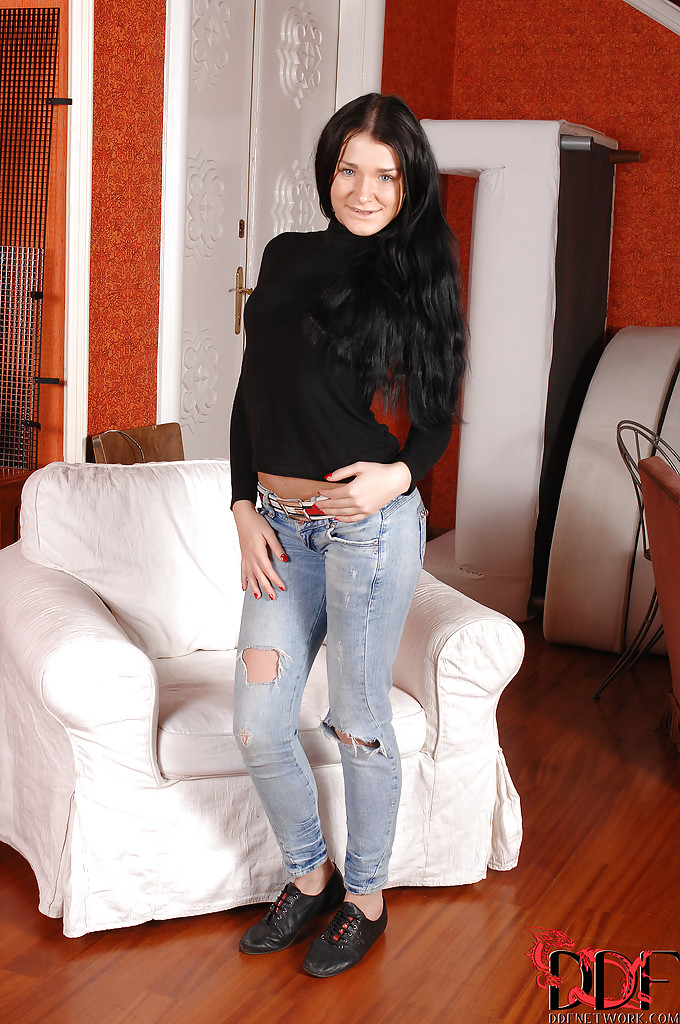 शौकिया सुंदरी किटी ब्लैक फिल्म में असली पोर्नस्टार लगती है