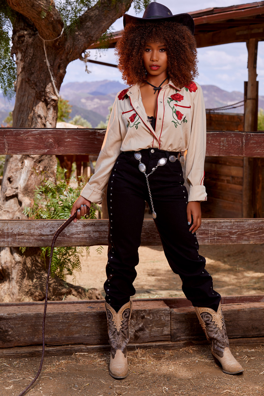 Exotische Ebony Teen Jenna Foxx Präsentiert Ihre Großen Titten Und Ihre Gestutzte Möse Auf Dem Bauernhof