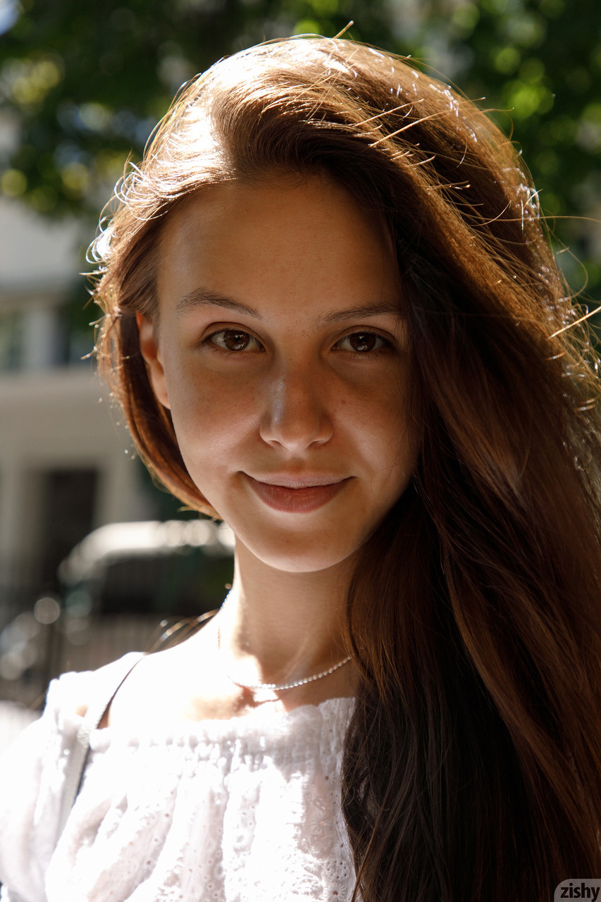 可愛いベイブジェシカ・アルバンカが公衆の場でスカートの中を見せた後に服を脱ぐ