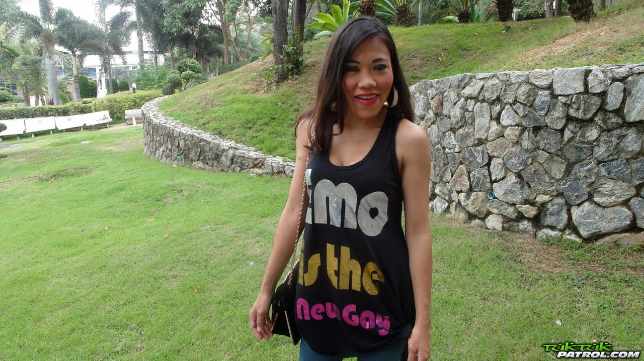 الهاوي التايلاندي نامغ يمارس الجنس على السرير مع الزائر