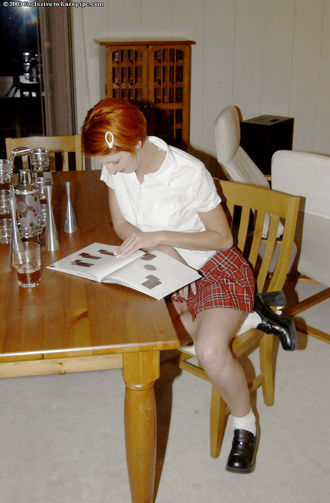 女学生莉迪亚·韦斯特在厨房脱衣特写