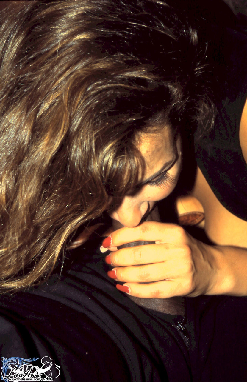 リサ・アンは巨大な黒いペニスをのんで、乳房を犯される