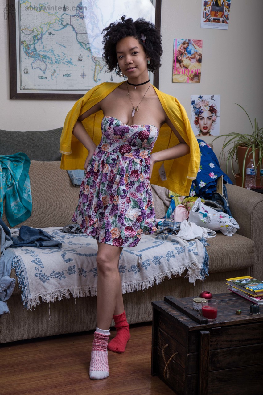 أمريكية تتعرى حتى الجوارب غير المتطابقة على تشيسترفيلد