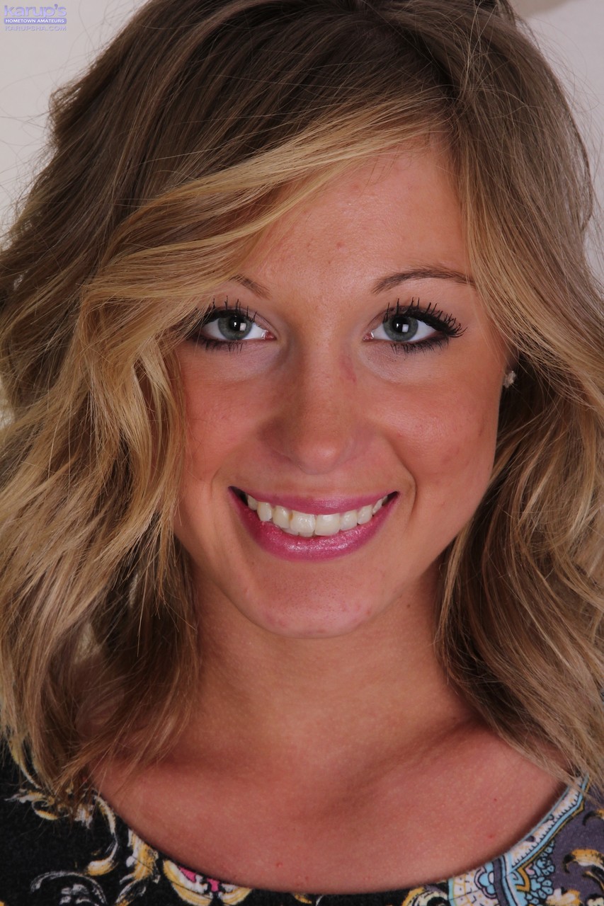 愛らしいアメリカのミルフ、アシュリー・ジョーンズが階段でマンコをこすり、乳房を握る