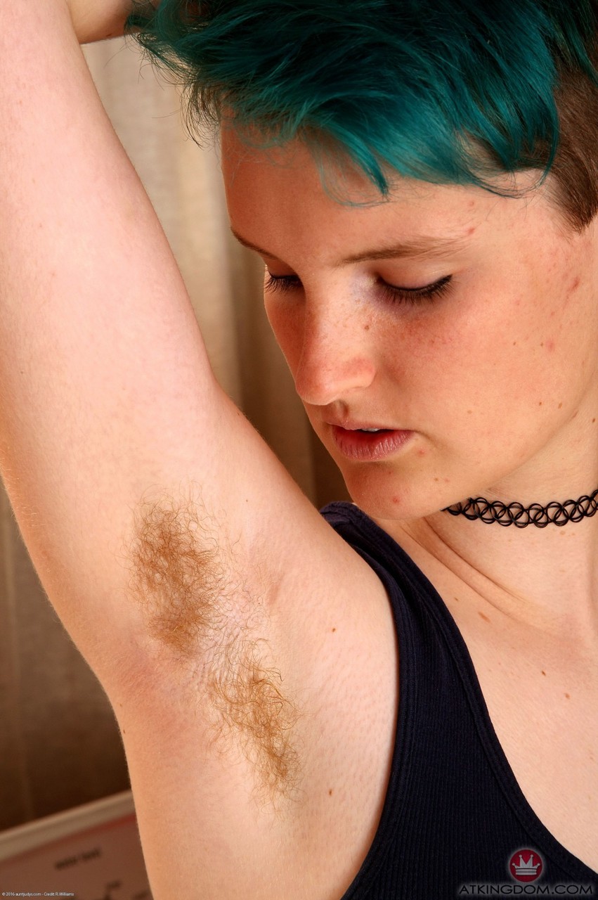 ヒッピー系シアンが洗濯機の上で服を脱ぎ毛むくじゃらの身体を見せる