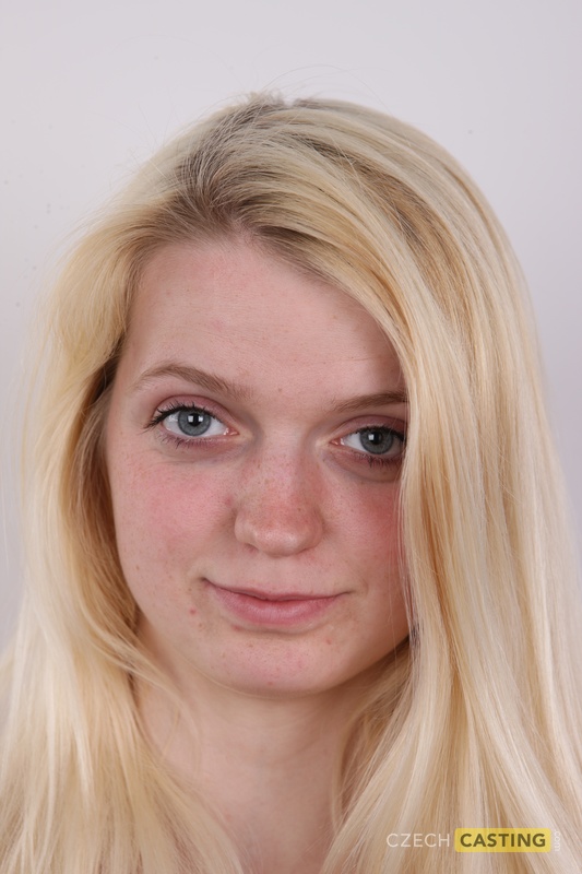 Blonde Jaroslava Zieht Sich Komplett Angezogen Bis Zur Völligen Nacktheit Auf Einem Hocker Aus