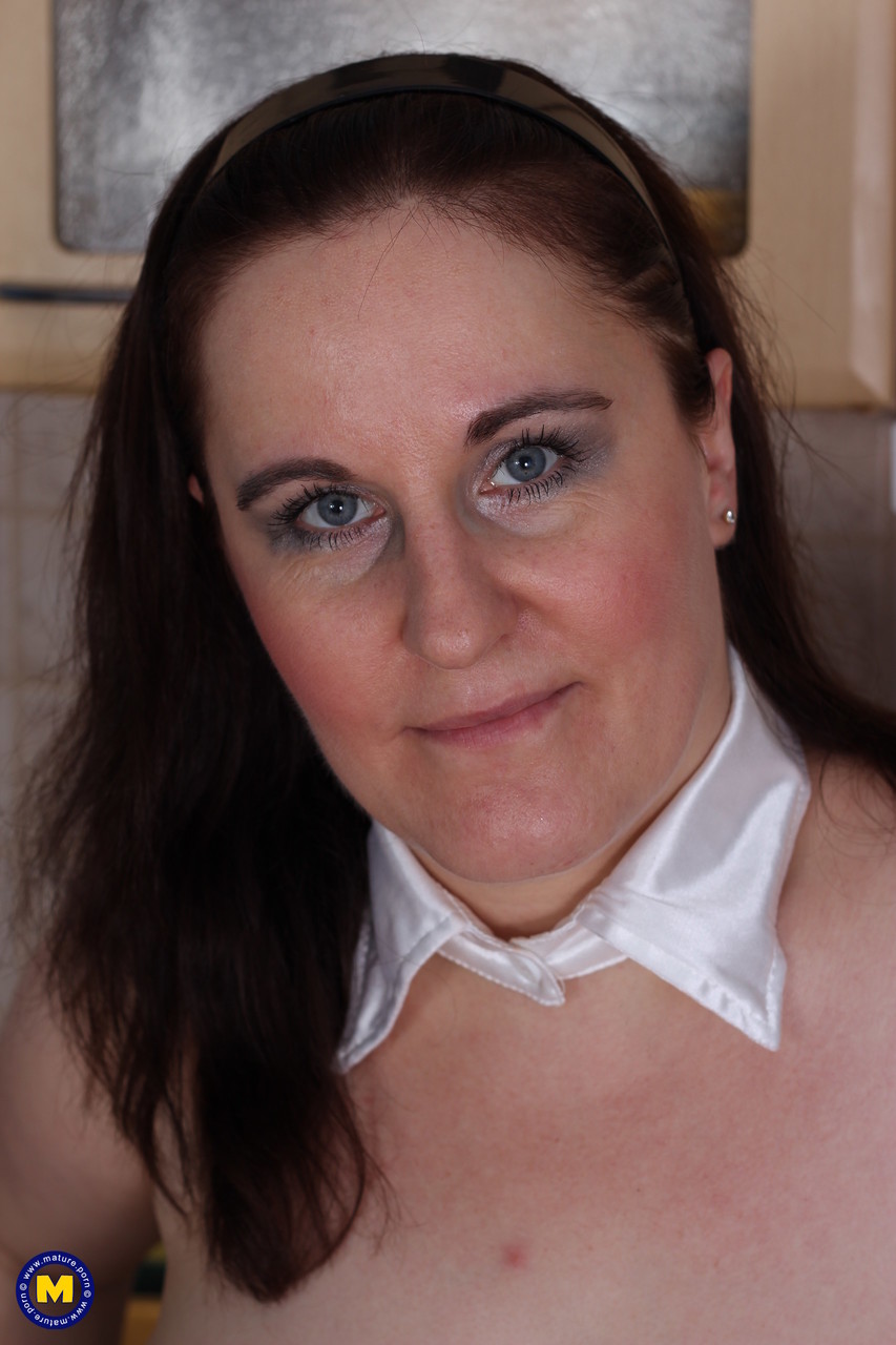 الناضجة الجنسية مارلينا س تخلع زي الخادمة وتفرك مهبلها