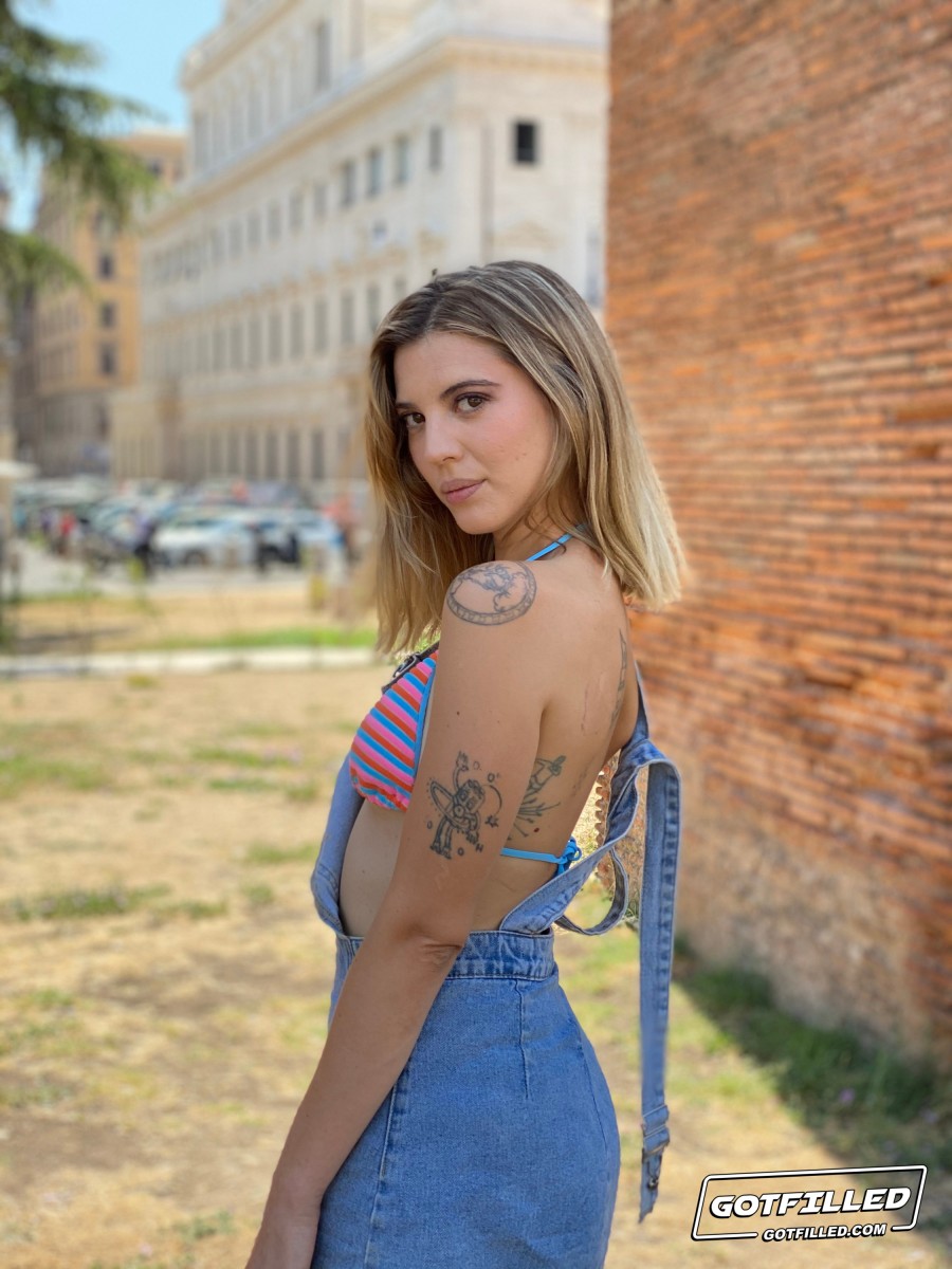 金髪のマルティナ・ムーサがヒールで公共の場で全裸になり、自宅でPOVセックス前