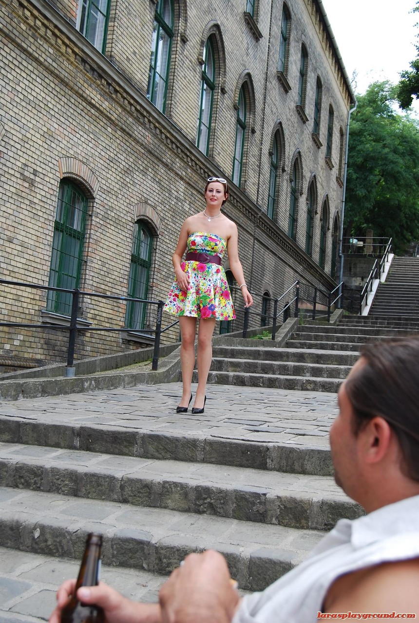 淫乱な熟女ララが可愛い男を拾って彼を犯す