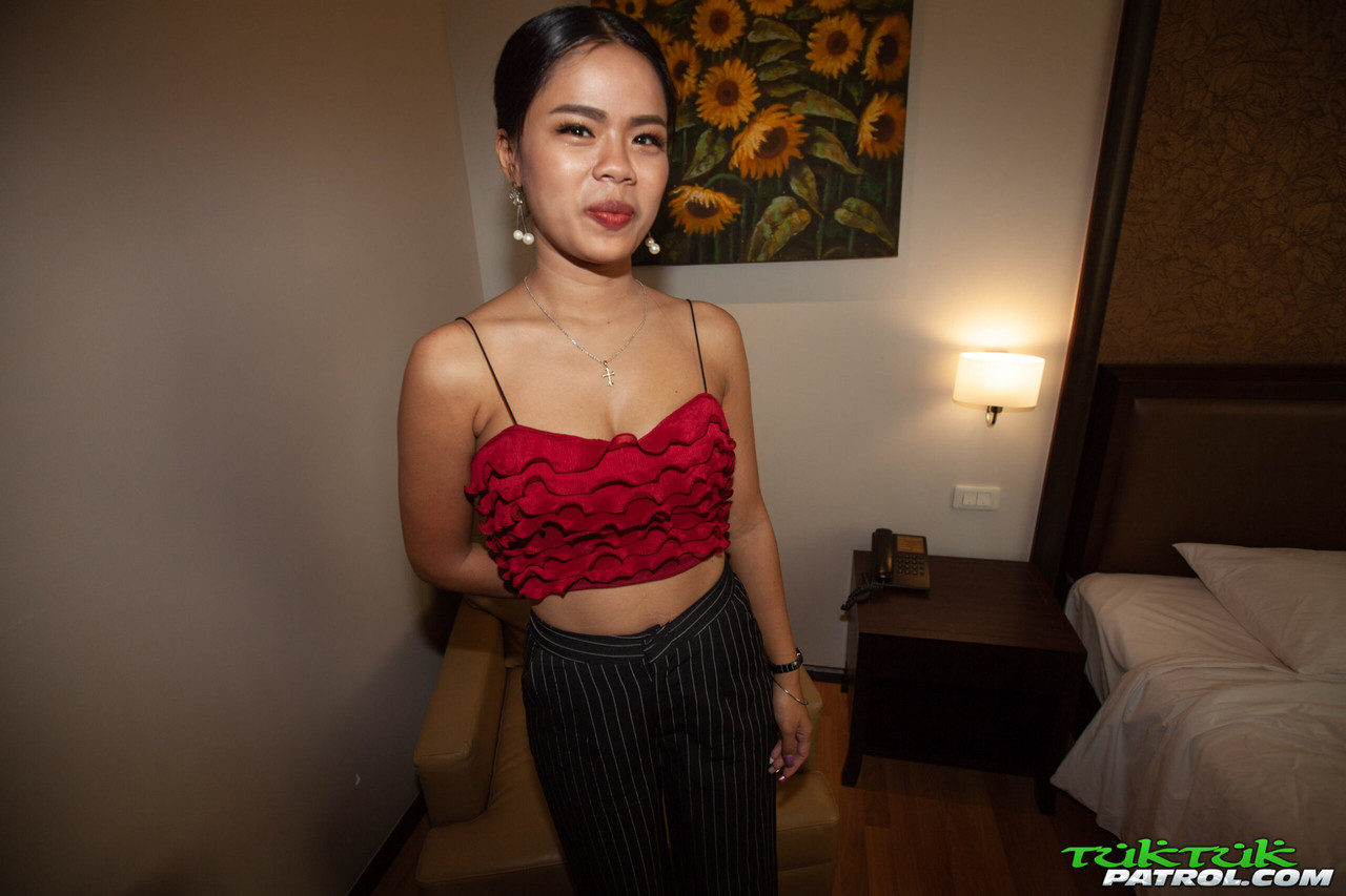 Das Thailändische Babe Nok Zeigt Ihre Schlanke Figur Kleine Titten Haarene Muschi