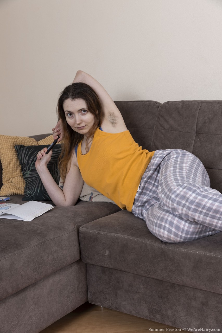 カーブドアマチュアサマープレストンは彼女の大きなお尻と非常に毛深い膣をフラッシュする